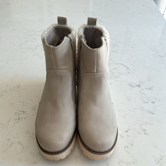 DV by Dolce Vita Sherpa Trim Faux Leather Cold Weather Ankle Boots Size 4 - Picture 2 of 8